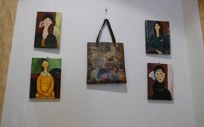 Ormaiztegiko gizarte etxeko tabernan Belen Iza artistaren arte erakusketa