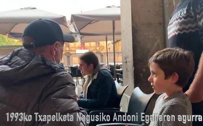 Sei urteko umea Andoni Egañari 1993ko bere agurra kantatzen