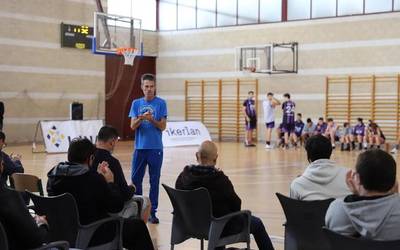 Punta-puntako teknikarien esanak adi jarraitu dituzte entrenatzaile eta jokalariek