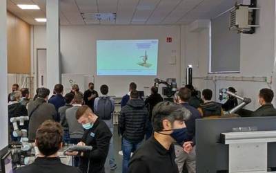 Dinabidek elkarlaneko robotikaren berrikuntzak ezagutzeko topaketa hartu zuen