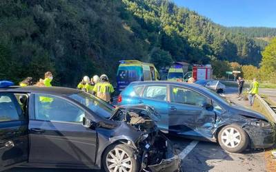 Hiru autok egin dute talka Arrankudiagan eta bi lagun eraman dituzte Galdakaoko ospitalera