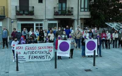 Gasteizko erailketa matxista salatzeko elkarretaratzeak egin ziren Goierriko herri desberdinetan