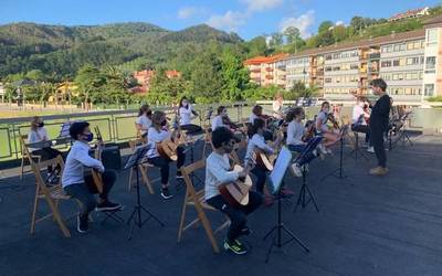 Danbolin Musika Eskolak bideo bidez animatuko ditu aurten ikasleak eskolan izena ematera