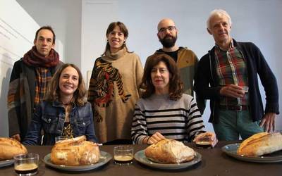 Historian atzera, ogiaren arrastoari jarrai