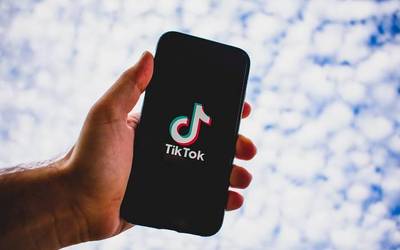 Tik-tokak eta podcastak lanabes, gazte etorri berriak euskarara batzeko