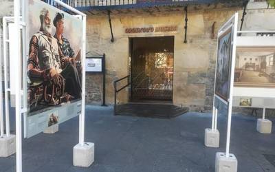 Orozkoko Museoaren aurrean gelditu da BBK Artearen Ibilbidea
