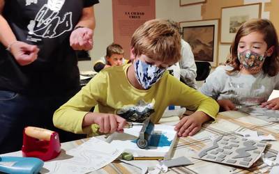 Estanpatzen ikasi dute familiek Zumalakarregi museoan