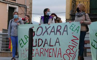 Beasaingo Udalak Goxararekin duen hitzarmena urtebete luzatu du eta Goxarako langileak prostestan irten dira kalera