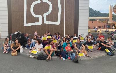 Lehen Hezkuntzan maskara uneoro erabili beharraren kontra protesta egin dute ikastolako atarian
