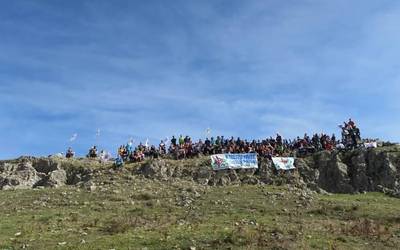 Makroproiektuen aurkako manifestaziorako azken txanpari ekin dio Araba Bizirikek