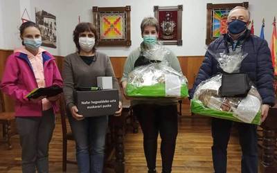 Doneztebeko merkatarien elkarteko dendetan egindako erosketak saritzeko hainbat opari zozkatuko dituzte