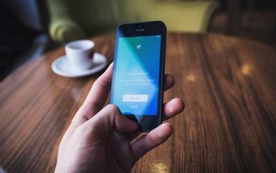Izarraitz Lanbide Heziketako ikasle talde bat migratzaileentzako sakelako telefonoak biltzen ari da