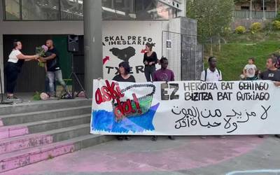 [BIDEOA]: Atxondon azken agurra eman diete Cadizen joan zen eguenean patera hondoratuta hil ziren pertsonei