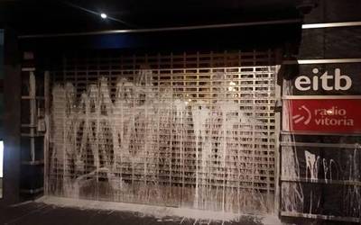 Pintura jaurti dute bart Gasteizko EITBren egoitzaren kontra