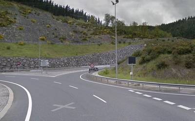 Bi autok talka egin dute Mugarrietako biribilgune inguruan