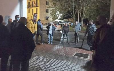 Burga plazan bildu ziren atzo auzotarrak Berako alkatearekin
