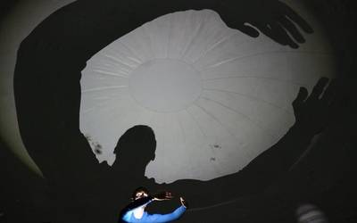 'O!' ikuskizuna: Kupula baten barruan, eta etzanda ikusteko