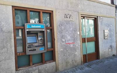 Sabadell banketxearen bulegoak ateak itxi ditu
