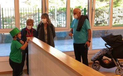 Haur hezkuntzako eraikin berria ezagutzeko, bisita gidatua Kurtzebarri eskolako ikasleen eskutik