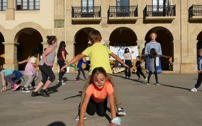 Atxipi aisialdi taldeak jolastoki bihurtu zuen Beasaingo plaza