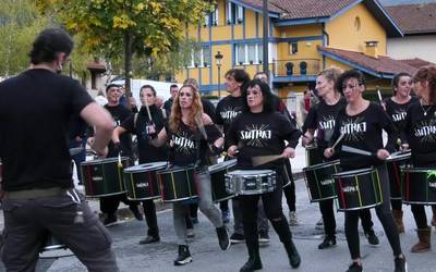 Lazkaoko Batukada taldeak kaleak hartu zituen