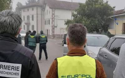 Migratzaileak Frantziara  diruaren truke eramatea leporatuta hainbat etxe miatu dituzte Urrasunen eta Iruritan