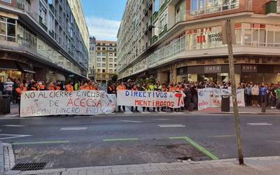 Tubos Reunidoseko akziodunen batzarraren aurrean mobilizatu dira langileak, enplegu suntsiketa eta fabriken itxiera salatzeko