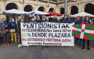 Pentsionistek manifestazioa egin dute Gasteizen, pentsio publiko duinak aldarrikatzeko
