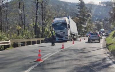 Kamioi baten istripua tarteko, errei bat itxita dago Kanpanzarren