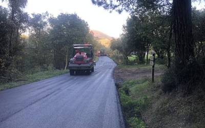 Etxaguen eta Arriola arteko errepidea asfaltatu dute