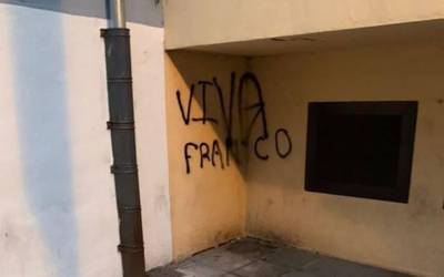 Pintaketa faxista bat agertu da Azkoitian