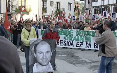 Kotto Altzugureni agur ekitaldi jendetsua egin zioten Beran 2005ean