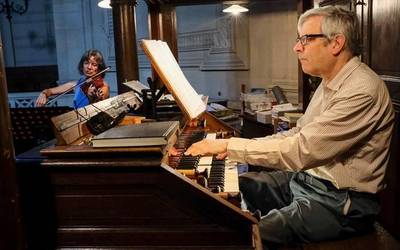 Kurk Lueders organistak eta Pascale Karampournis biolinistak kontzertua eskainiko dute bihar