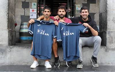 Dean Team, tabernatik futbolarekin amestera