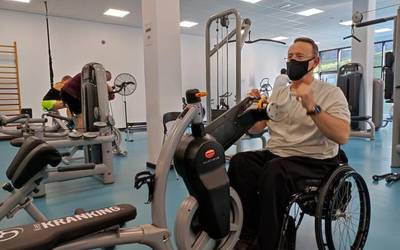 Kranking-a praktikatzeko makina jarri dute Azkoitiko Elkarguneko gimnasioan