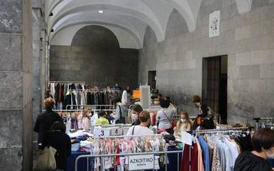 Beherapenekin atera dira kalera herriko merkatariak