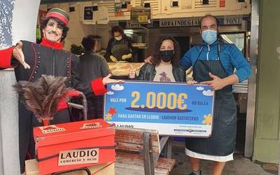 Erosketa karruseleko irabazleek 2.000 euro gastatzeko aukera izan dute Laudioko establezimenduetan