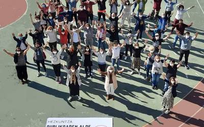 Euskal eskola publikoaren aldeko mobilizazioarekin bat egin dute Xabier Munibeko irakasleek