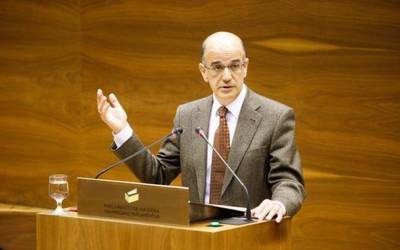 Catalanek Nafarroako testuliburuetan "doktrinamendua galarazteko" neurriak eskatu ditu Senatuan