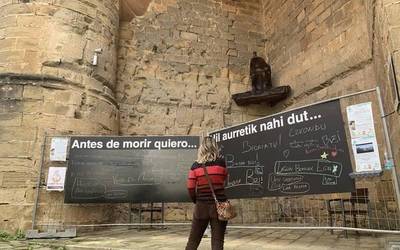 Herritarrak hasi dira hil aurretik egin nahi luketena kaleko horma berezian idazten