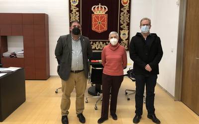 Unai Hualdek Noaingo Bataila elkarteko ordezkariak hartu ditu parlamentuan