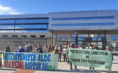 Aita Menniko hainbat langilek elkarretaratzea egin dute Eusko Jaurlaritzaren aurrean