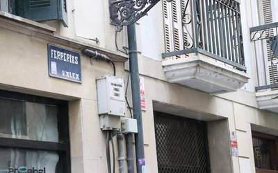Ferrerias kalean hasi dituzte zuntz optikoa ezartzeko lanak