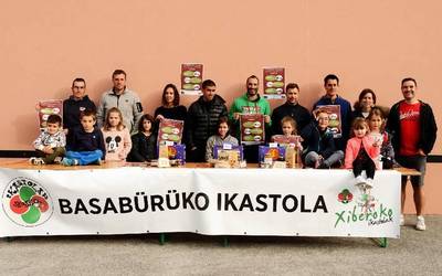 Zuberoako ikastolen aldeko 'Ikaskoli' otzarak Durangaldeko hainbat puntutan jaso daitezke