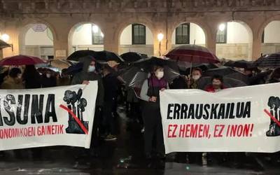 Protesta jendetsua Bergaran, Larramendiko "erraustegiaren" kontra