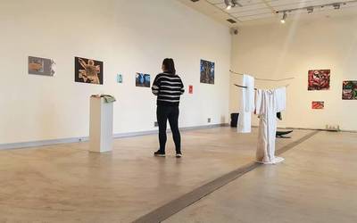 Hiru artistaren lanak ikus daitezke egunotan Alondegiko aretoan