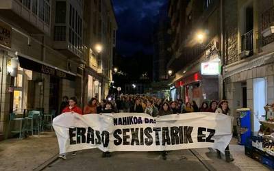 Joan den asteburuan izandako sexu erasoak gaitetsi ditu Zumaiako herriak