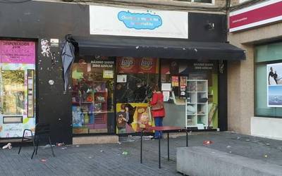 Pertsona bat atxilotu dute goxoki denda batean "lapurreta saiakera" egotzita
