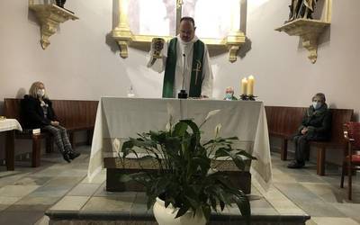 Herritarrez betetako meza gidatu du Luis Gomezek