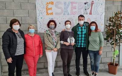 Plentziak omenaldia egin dio Lucía Basterori, ia 20 urtez eskolan aritu ondoren